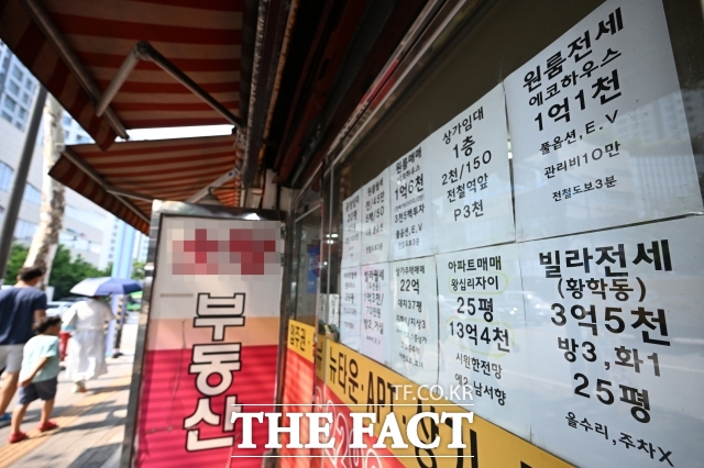 28일 KB국민은행 9월 주택가격 동향 자료에 따르면 강남 11개구 아파트 평균 매매가격은 전달보다 0.64% 오른 18억677억원을 기록했다. KB부동산이 관련 통계를 집계한 이후 처음이다. 사진은 지난 6월 18일 서울 성동구의 한 부동산 중개업소. /서예원 기자