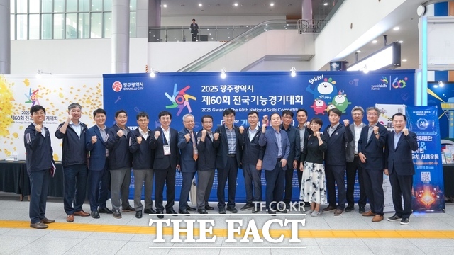 26일 김대중 컨벤션센터서 2025 제60회 광주시 전국기능경기대회에서 김지철 교육감이 우수한 성과를 거둔 임원들과 함께 기념촬영을 하고 있다. /충남교육청