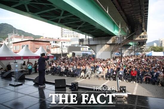 주광덕 경기 남양주시장이 지난 27일 마석공원에서 열린 제3회 2025 화도읍 도시재생 마석맷돌모루 축제를 마치며 주민들과 상인들에게 격려의 말을 전하고 있다. /남양주시