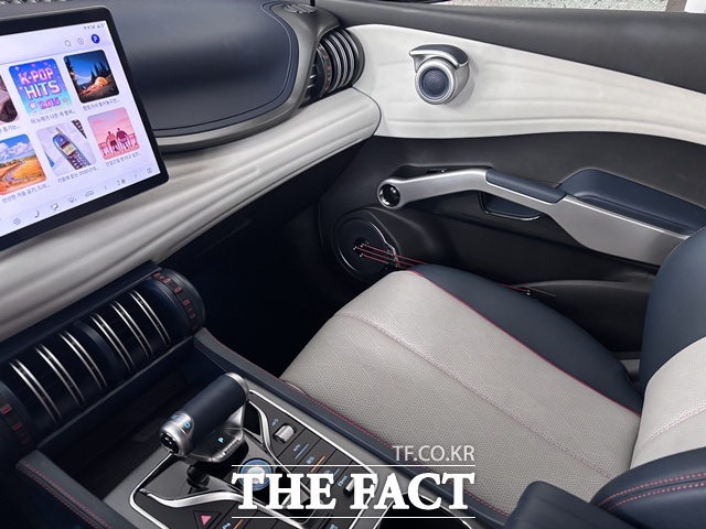 조수석 도어와 센터패시아. 기타줄 모양 도어 장식과 제트엔진 터빈을 연상시키는 송풍구가 특징적이다. /황지향 기자