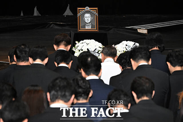 코미디언들이 묵념을 하고 있다.