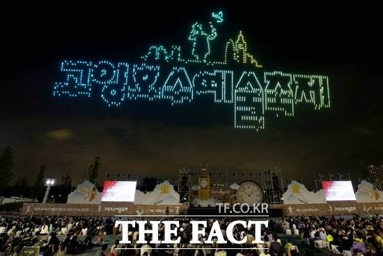 지난 27일 일산호수공원에서 열린 2025 고양호수예술축제에서 밤하늘에 떠오른 드론들이 축제의 시작을 알리고 있다./고양시