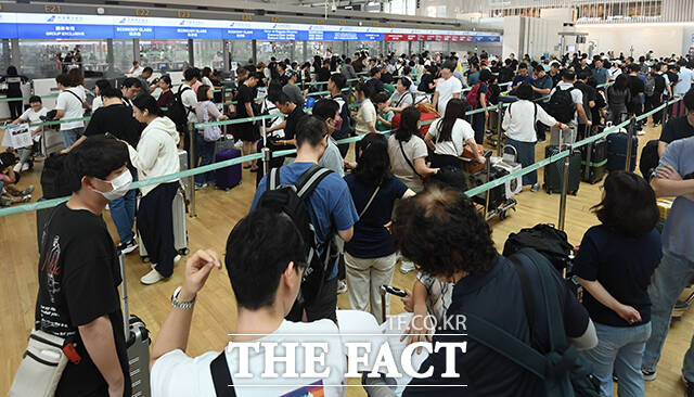 지난해 추석 연휴 첫날 인천국제공항 제1여객터미널이 여행객들로 붐비고 있다. /장윤석 기자