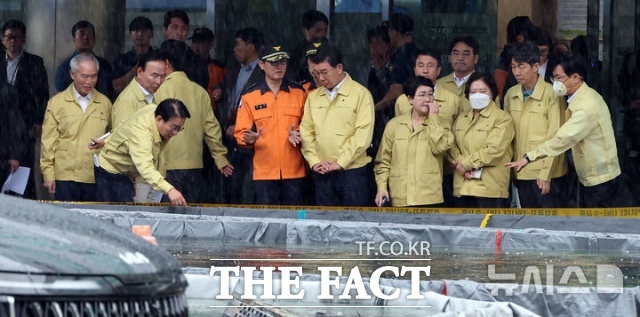 28일 국회 행정안전위 위원들이 화재가 발생한 대전 유성구 국가정보자원관리원을 찾아 외부 침수조에 냉각작업 중인 리튬이온 배터리를 살펴보고 있다. /뉴시스