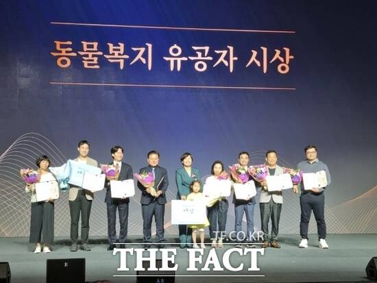 경기도가 지난 26일 열린 제1회 동물보호의 날 기념행사에서 농식품부 장관 기관표창을 받은 가운데 이날 행사에서 수상한 동물복지 유공자들이 기념촬영을 하고 있다./경기도