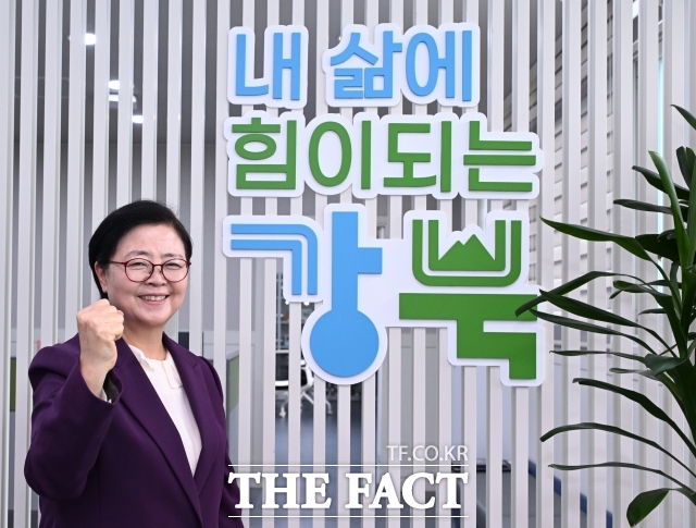 [더팩트ㅣ이새롬 기자] 이순희 강북구청장이 22일 서울 강북구 수유동 강북구청 집무실에서 <더팩트>와 인터뷰하며 포즈를 취하고 있다.