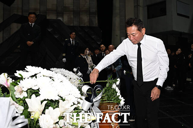 이봉원이 헌화를 하고 있다.
