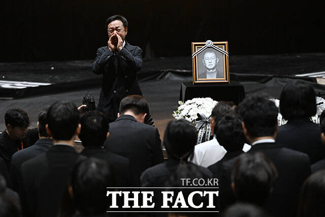 장의위원장을 맡은 김학래가 목놓아 작별 인사를 하고 있다.