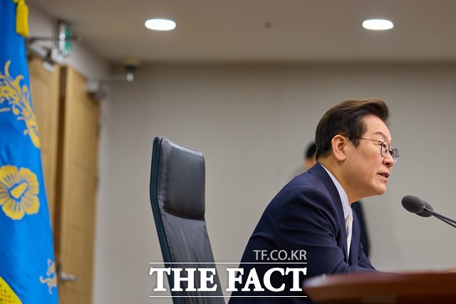 이재명 대통령은 28일 국가정보자원관리원(국정자원) 화재와 관련해 즉각적으로 대응할 수 있는 이중 운영 체계가 없다는 게 놀랍다고 지적했다. 이 대통령이 11일 오후 용산 대통령실에서 주재한 제10차 수석보좌관회의에서 발언하고 있다. /대통령실