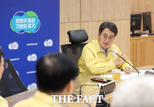 28일 오전 김동연 경기도지사가 행정1부지사,소방재난본부장등 관계부서장들과 도청 재난안전 영상회의실에서 경기도 정보시스템 긴급조치 상황 점검 회의를 하고 있다. /경기도