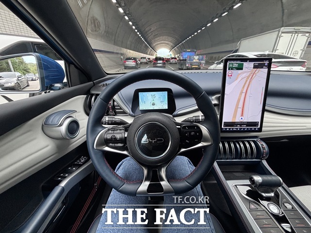 BYD 아토3의 운전석. 세로·가로 회전이 가능한 12.8인치 디스플레이와 소형 디지털 클러스터가 배치돼 있다. /황지향 기자