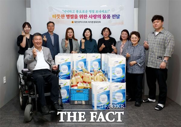 대전시의회 복지환경위원회가 추석 명절을 맞아 26일 미소봉사회 회원들과 함께 대전척수장애인협회를 방문해 휴지 등 생필품을 전달하고 관계자들을 격려했다. /대전시의회