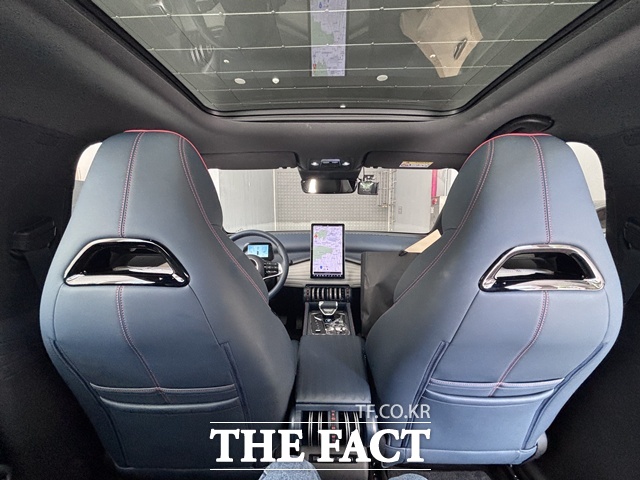 뒷좌석에서 바라본 전경. 시트 등받이 각도와 파노라믹 선루프 덕분에 개방감이 느껴진다. /황지향 기자