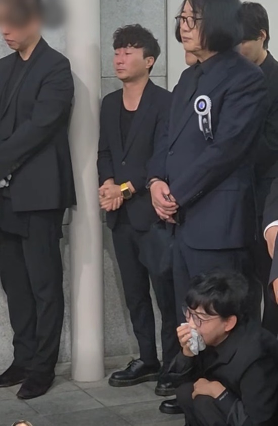 개그계 대부 개그맨들의 스승 등으로 불리는 고(故) 전유성이 발인 영결식과 함께 세상과 마지막 작별을 고했다. 후배개그맨들은 영결식이 진행되는 동안 내내 오열했다. /사진공동취재단, 김용TV