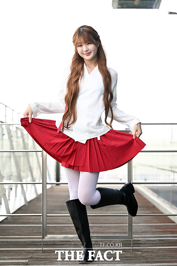 가수 서이브가 29일 오후 서울 마포구 상암동 <더팩트> 사옥에서 인터뷰에 앞서 포즈를 취하고 있다. /서예원 기자