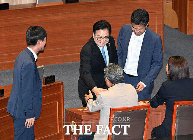 밝은 표정으로 필리버스터 종결동의의 건 투표하는 우원식 국회의장.