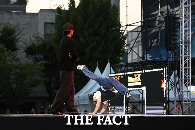 부천 국제브레이킹대회 첫날 공연 모습./부천시