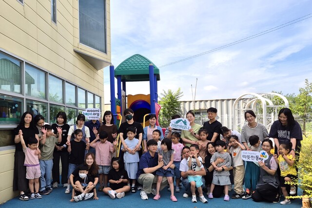 구미 하늘어린이집 원아와 교사가 2025 리빙인하모니를 통해 개선된 외부놀이공간에 모여 있다. /우미희망재단