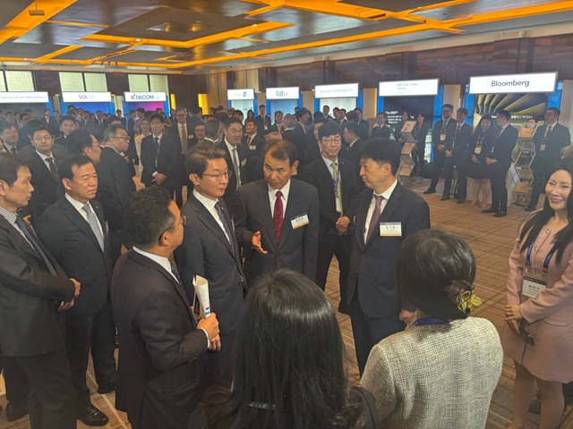 29일 서울 중구 웨스틴 조선 호텔에서 열린 한국 자본시장 컨퍼런스 2025 홍보 부스에서 정은보 한국거래소 이사장, 이억원 금융위원장, 오기형 코스피 5000 특별위원회 위원장, 국회 정무위원회 소속 민병덕 더불어민주당 의원, 서유석 금투협회장 등이 국내외 증권사·자산운용사 관계자들과 대화하고 있다. /이라진 기자