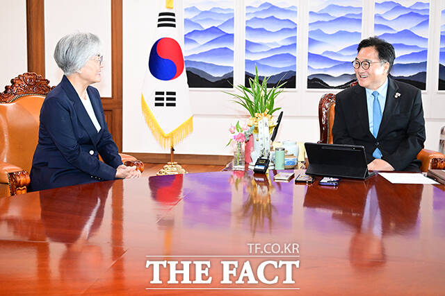 환담 나누는 우원식 국회의장(오른쪽)과 강경화 주미대사 내정자.