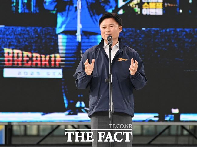 조용익 부천시장이 ‘제10회 부천국제브레이킹대회(BIBC)’에서 인사말을 하고 있다./부천시