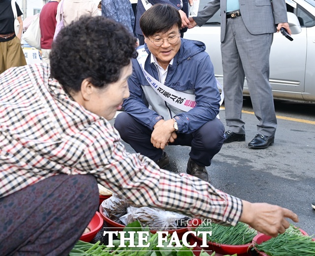 변광용 거제시장이 29일 거제읍내 전통시장을 방문해 ‘2차 민생회복 소비쿠폰’ 사용 현황을 점검하고 있다./거제시