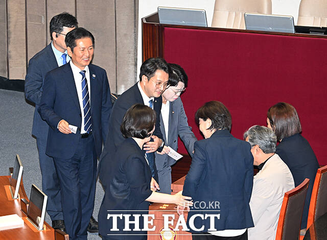 밝은 표정으로 필리버스터 종결동의의 건 투표하는 정청래 더불어민주당 대표.