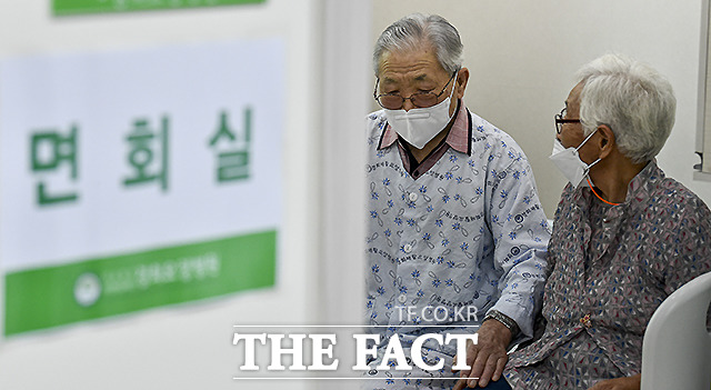 초고령사회에서 요양 수요와 공급의 불일치가 사회적 문제로 지적되고 있다. 사진은 경기도 안산시 단원구 경희재활요양병원에서 아내 이모씨(오른쪽)와 입소자인 남편 김모씨가 면회를 하고 있는 모습. /더팩트 DB