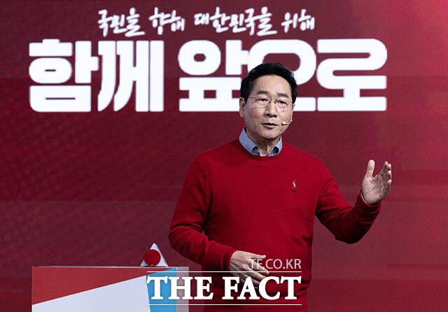 경찰이 국민의힘 대선 후보 경선 당시 불법 선거운동을 한 의혹과 관련해 유정복 인천시장을 공직선거법 위반과 직권남용 혐의로 불러 조사했다. 사진은 유정복 국민의힘 경선 후보 시절인 지난 4월18일 오후 서울 강서구 ASSA아트홀에서 열린 국민의힘 제21대 대통령후보자 1차 경선 비전대회에서 비전을 발표하고 있는 모습. /국회사진취재단