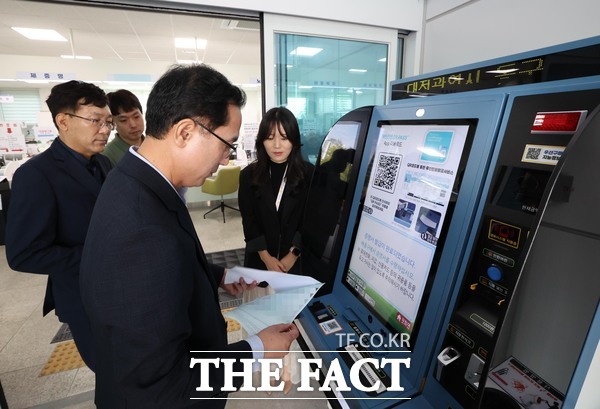 박희조 동구청장이 관내 행정복지센터를 방문해 현장 점검을 하고 있는 모습. /대전 동구