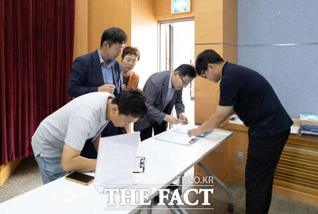 청양군이 26일 농어촌 기본소득 범군민 서명운동을 받고 있다. /청양군