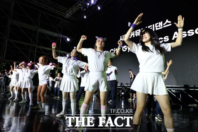 시민들이 안양춤축제 폐막공연으로 시민커뮤니티 댄스를 추고 있다./안양시