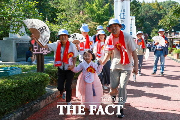 지난 26일부터 28일까지 중구 뿌리공원에서 열린 제16회 대전효문화뿌리축제 문중퍼레이드에서 할아버지와 아빠, 손녀가 함께 손을 잡고 행진을 하고 있는 모습. /대전 중구