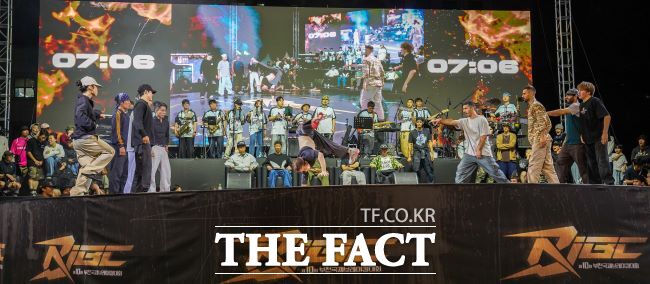 28일 부천국제브레이킹대회에서 코리아올스타-프리데이터즈가 크루 배틀 결승전을 갖고 있다./부천시
