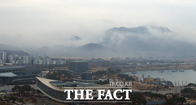 9월의 마지막이자 화요일인 30일은 새벽부터 아침 사이 경기·충청·전북내륙을 중심으로 짙은 안개가 끼는 곳이 있겠고 일부 지역에서는 소나기가 예보돼 있다. 사진은 세종시 일대에 안개가 짙게 깔려있는 모습./더팩트DB