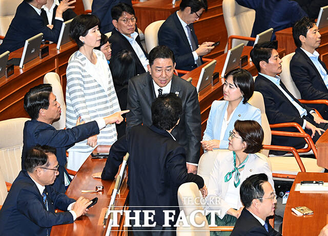 동료의원들과 대화하는 김병기 더불어민주당 원내대표.