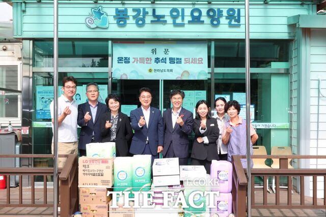 김태균 의장이 봉강노인요양원을 방문해 위문품을 전달하고 기념사진을 찍고 있다. /전남도의회