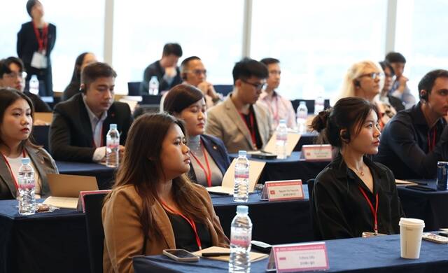 지난 22일부터 5일간 롯데월드타워와 롯데인재개발원 오산캠퍼스 등에서 열린 롯데 글로벌 콘퍼런스 참가자들이 롯데그룹의 역사와 경영 철학에 관한 강의를 듣고 있다. /롯데그룹