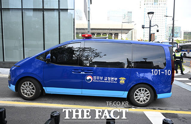 윤석열 정부에 금품을 건네고 통일교 현안을 청탁했다는 혐의로 구속된 한학자 세계평화통일가정연합(통일교) 총재가 특검팀에 출석했다. 한 총재 구속 후 두 번째 조사다. /박헌우 기자