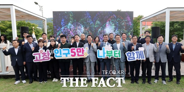 고창군이 지난 27일 고창읍 담마북카페에서 2025청년의날 기념행사-청년미래 팝업스토어 행사를 열고 있다. /고창군