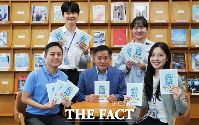 이성규 한전KPS 상임감사(가운데)와 감사실 직원들이 거래 회사 맞춤형으로 발간한 청렴 포켓북을 알리는 홍보사진 촬영을 하고 있다./한전KPS