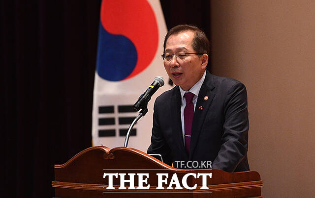 [더팩트ㅣ세종=이동률 기자] 조승환 해양수산부 장관이 29일 오전 세종시 정부세종청사 대강당에서 열린 이임식에 참석해 이임사를 하고 있다.