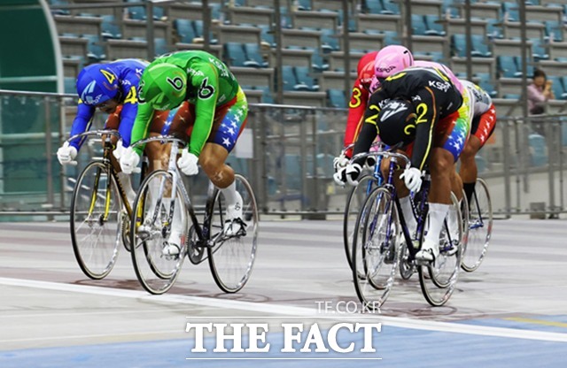 가장 먼저 결승선을 통과하고 있는 임채빈(6번 초록색 유니폼)./국민체육진흥공단