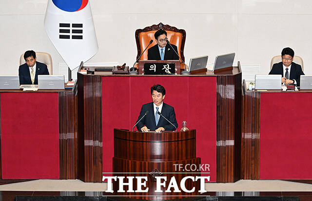 증감법 수정안에 대한 제안설명하는 문진석 더불어민주당 의원.