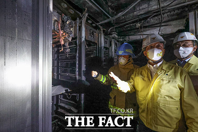 김민석 국무총리가 27일 저녁 대전 유성구 국가정보자원관리원 화재 현장을 점검하고 있다. /국무총리실