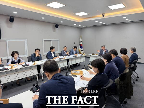 정용래 유성구청장이 29일 오전 긴급대책회의를 주재하고 있다. /대전 유성구