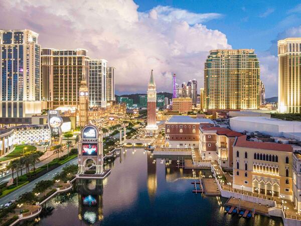 현대백화점은 마카오 대표 리조트 운영 기업인 샌즈 차이나(Sands China)와 양사간 VIP 서비스 제휴를 위한 업무협약(MOU)을 체결했다. 사진은 샌드 차이나 리조트 전경. /현대백화점