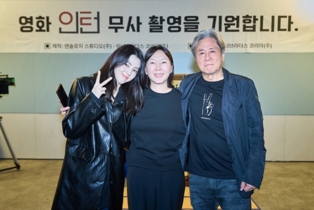 배우 한소희(왼쪽)와 최민식(오른쪽)이 영화 인턴으로 연기 호흡을 맞춘다. /워너브러더스 코리아㈜