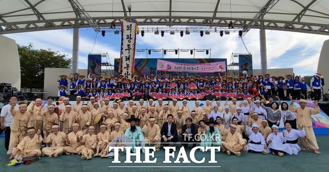 의왕두레농악과 시민응원단이 한국민속예술제에서 함께하고 있다./의왕시