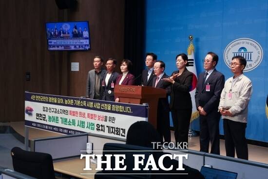 김덕현 연천군수(왼쪽 5번째)를 비롯해 김미경 연천군의회 의장, 김성원 국회의원 및 농어촌 기본소득유치추진위원회원 등이 29일 국회 소통관에서 ‘농어촌 기본소득 시범사업’ 선정을 위한 대국민 기자회견을 열고 농어촌 기본소득 시범사업 대상지로 연천을 선정해 달라고 촉구하고 있다./연천군